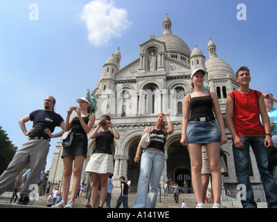 Portrait de groupe en face de l'école Sacré Coeur Paris France Banque D'Images