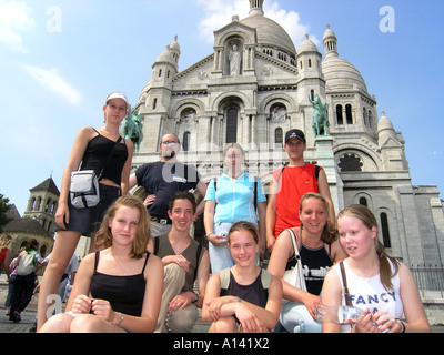 Portrait de groupe scolaire posant devant le Sacré Coeur Paris France Banque D'Images