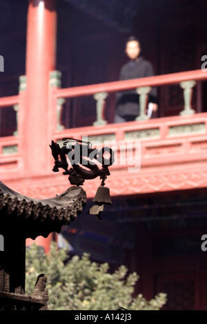 Monk sur un balcon au Temple des Nuages Blancs, Baiyun Guan, Beijing, Chine Banque D'Images