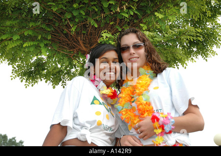 Deux teenage girls looking at camera Banque D'Images