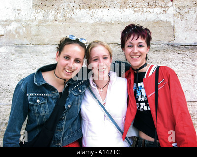 Aperçu de trois adolescentes devant un mur de pierre blanche Banque D'Images