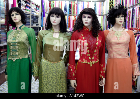 4 mannequins habillés en exrtavagant ouest styles orientale, Saigon Vietnam (HCMC) Banque D'Images