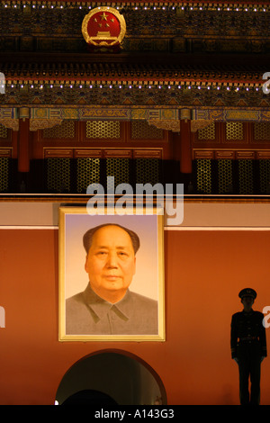 Silhouette d'un soldat à la porte de la paix céleste Tiananmen à Beijing, Chine, Mao Zedong Portrait Banque D'Images