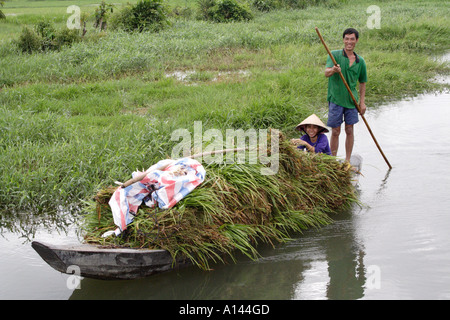 Navigation dans les cours d'eau en milieu rural au Vietnam, près de Saigon (HO CHI MINH ville) Banque D'Images