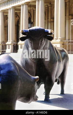 Bull and Bear sculptures à l'extérieur de la Bourse de Francfort Banque D'Images