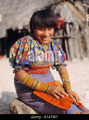 Îles San Blas, République du Panama. Les indiens Cuna femme. Banque D'Images