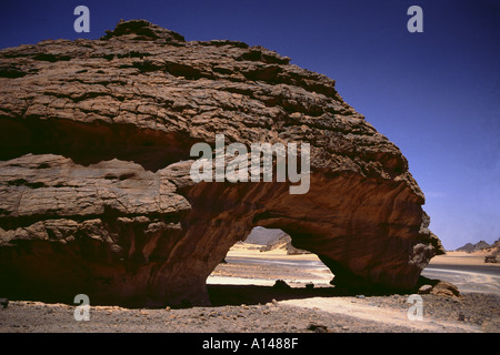 Libye désert Sahara Akakus mountains arche de pierre et chemin de terre Banque D'Images