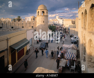 Sousse Tunisie Scène de rue et mosquée fortifiée Banque D'Images