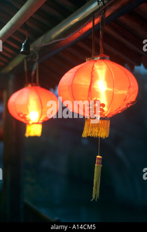 Lanternes rouges chinois brillants dans la nuit, photo prise à Xitang, une ville d'eau près de Shanghai, Chine Banque D'Images