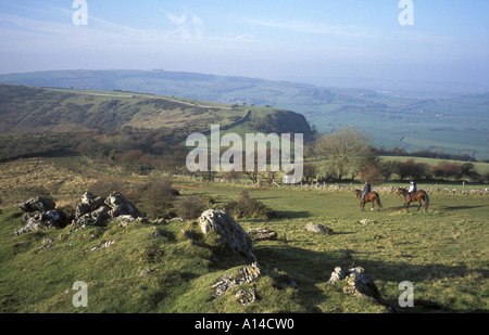 Les cavaliers sur l'hésitation vers le bas près de Crook pic dans les collines de Mendip Somerset en Angleterre Banque D'Images
