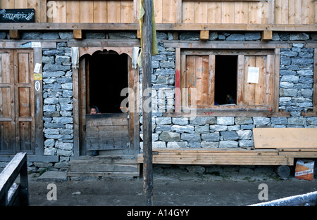 Maison de thé et petit garçon, Tangnang, Himalaya, Népal, Asie Banque D'Images