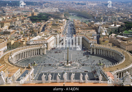 Vue du haut de la Basilique St Pierre d'Berninis Square St Peters Square Vatican Rome Italie Banque D'Images