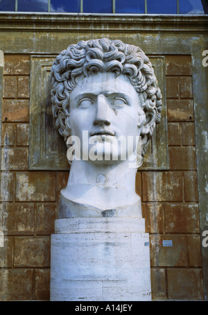 Statue de tête de David en cour de Musée du Vatican Rome Italie Banque D'Images