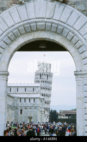 Vue de la Tour de Pise et la foule de gens par archway Campo Dei Miracoli Domaine de Miracles Pise Italie Banque D'Images