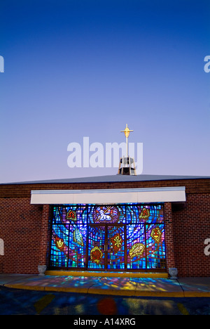 Église chrétienne catholique romaine avec lumière brillant à travers les vitraux et l'entrée de porte, Philadelphia, PA USA Banque D'Images