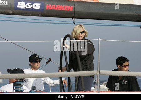 Médaillé d'or olympique Shirley Robertson Volvo à la barre pour la vie un Farr 45 Banque D'Images