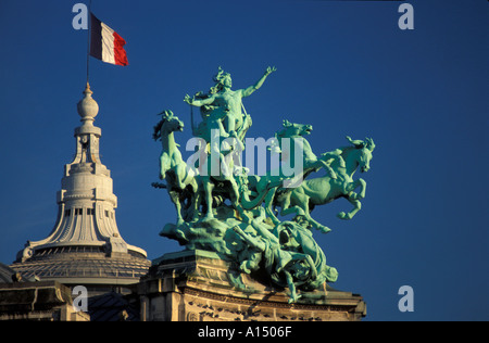 Statue sur le toit du Palais de Justice Paris France Banque D'Images
