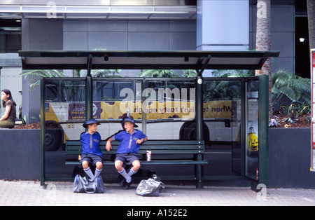 Les enfants de l'école en attendant le bus Banque D'Images