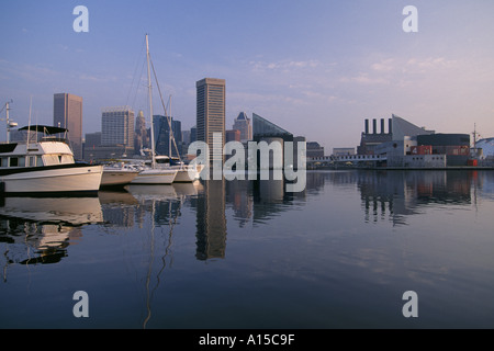 Baltimore Maryland USA Inner Harbour et Port de plaisance au lever du soleil à l'horizon de la ville en arrière-plan Banque D'Images