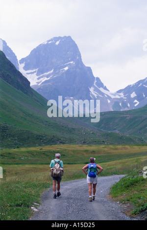 Un couple de la randonnée dans les Alpes suisses. Banque D'Images