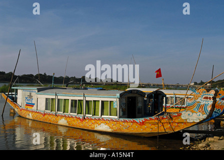 Les bateaux-dragons sur les rives de la rivière des Parfums ville de Hué Vietnam central Banque D'Images