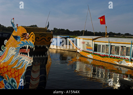 Les bateaux-dragons sur les rives de la rivière des Parfums ville de Hué Vietnam central Banque D'Images