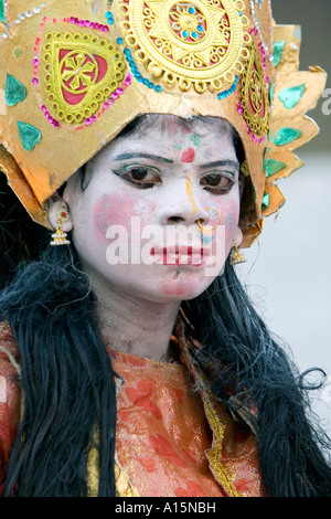 Artiste de rue indienne qui portera le costume de déesse hindoue Rada Banque D'Images