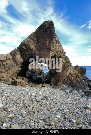 Dh Tarlair rock MACDUFF BANFFSHIRE Arch et de la plage de la mer l'Ecosse Banque D'Images