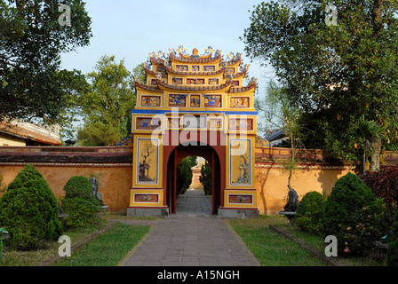 Entrée à l'intérieur du Temple de Thien Mieu enceinte impériale de Hue ville Vietnam Banque D'Images