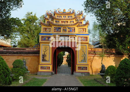 Entrée à l'intérieur du Temple de Thien Mieu enceinte impériale de Hue ville Vietnam Banque D'Images