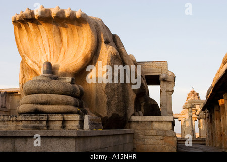 Serpent à multiples facettes de l'ombrage le linga de shiva Naga au Temple à Lepakshi Veerabhadra, Andhra Pradesh, Inde Banque D'Images