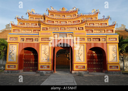 Gateway à l'intérieur du temple de Thien Mieu enceinte impériale dans la ville de Hue citadelle Banque D'Images