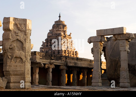 La lumière du soleil du matin sur le Temple à Lepakshi Veerabhadra, Andhra Pradesh, Inde Banque D'Images