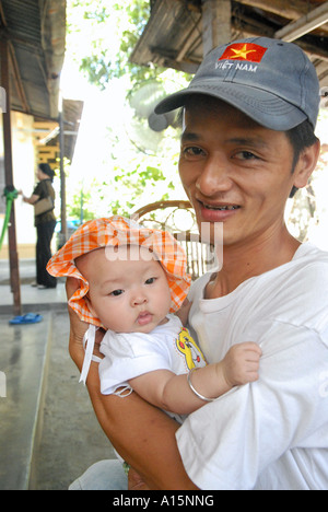 Les hommes et l'enfant ville de Hue Vietnam Banque D'Images