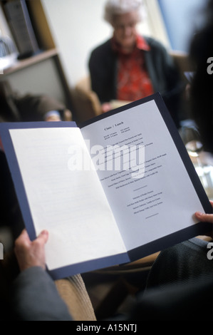 Le y cymro galloise Cardiff Restaurant menu, personnes âgées manger dehors Banque D'Images