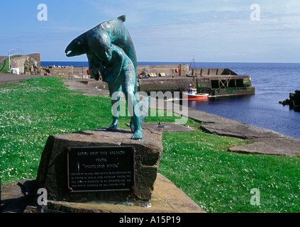 dh DUNBEATH CAITHNESS Kenny et la statue du saumon au quai du port de l'écosse côte nord 500 Banque D'Images