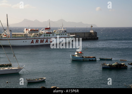 Îles du Cap Vert. Santo Antao. Porto Novo, avec ferry & vue lointaine de Sao Vicente Banque D'Images