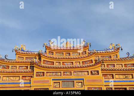 Gateway à l'intérieur du temple de Thien Mieu enceinte impériale dans la ville de Hue citadelle Banque D'Images
