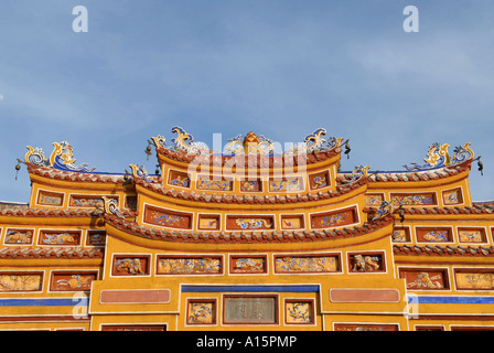 Gateway à l'intérieur du temple de Thien Mieu enceinte impériale dans la ville de Hue citadelle Banque D'Images