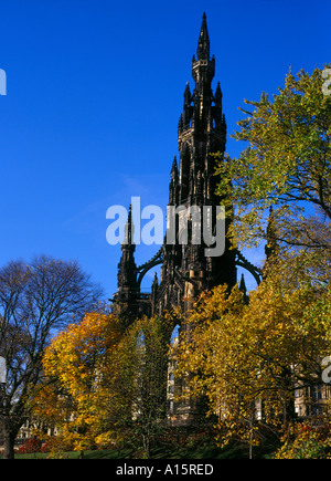 Les jardins de Princes street dh ST Princes Gardens Edinburgh Sir Walter Scott monument commémoratif de l'automne les feuilles de l'arbre d'or Banque D'Images