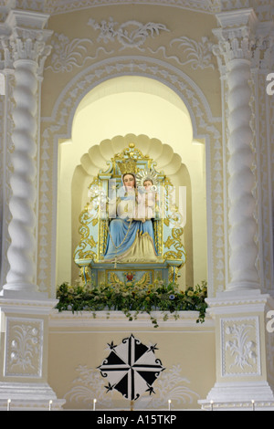 Statue de Vierge à l'enfant à l'intérieur de l'église Saint-Dominique à Macao, Chine du Sud Banque D'Images