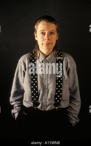 Femme aux cheveux courts et pantalons accolades Banque D'Images