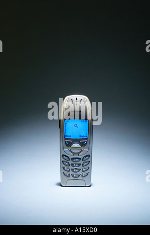 Vieux Nokia 6310i téléphone mobile avec écran LCD allumé Banque D'Images