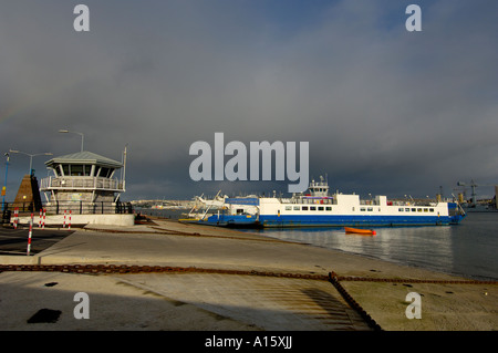 Le Plymouth ferry / barge fait son chemin de Plymouth à Cornwall le côté de la rivière. Banque D'Images