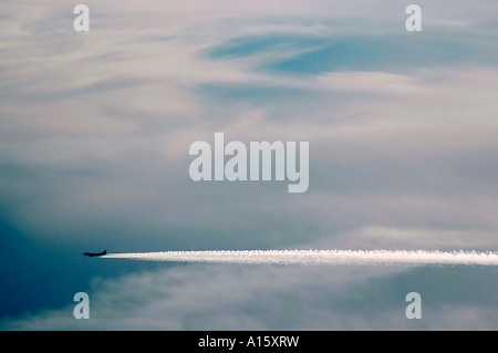 Vue aérienne horizontale à l'extérieur d'un avion d'une autre fenêtre d'avions volant à une altitude plus basse avec traînée de vapeur. Banque D'Images