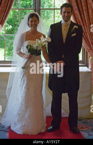 Portrait vertical d'un Couple marchant dans l'allée ensemble en souriant. Banque D'Images