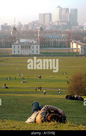 Vue verticale d'un couple en haut de Greenwich Park avec l'Old Royal Naval College et les toits de Londres derrière. Banque D'Images