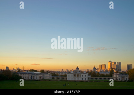 Grand angle de visualisation horizontal au coucher du soleil sur le parc de Greenwich avec l'horizon de Canary Wharf en arrière-plan. Banque D'Images