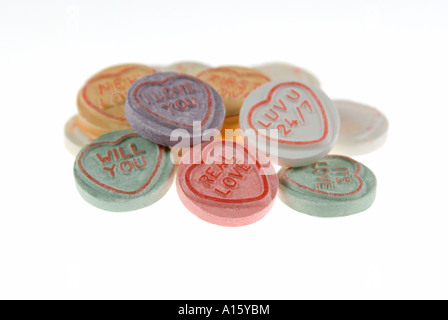 Close up horizontale d'un tas de bonbons colorés twilightlover9897 sur un fond blanc Banque D'Images