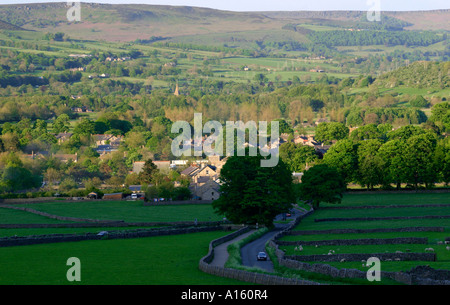 Vue de la vallée de l'espoir à partir de Forcella Staulanza vers le village de Castleton dans le Derbyshire Peak District England UK Banque D'Images